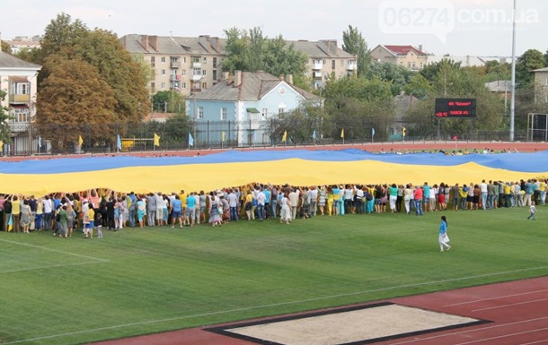 В Артемовске развернули самый большой флаг Украины